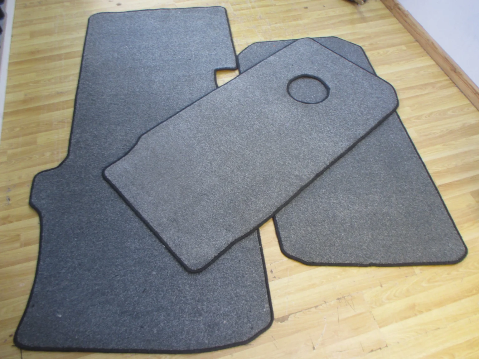 Custom made automotive mat with bound edge